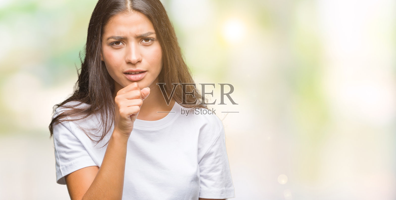 因感冒或支气管炎咳嗽不适的年轻漂亮阿拉伯女人照片摄影图片