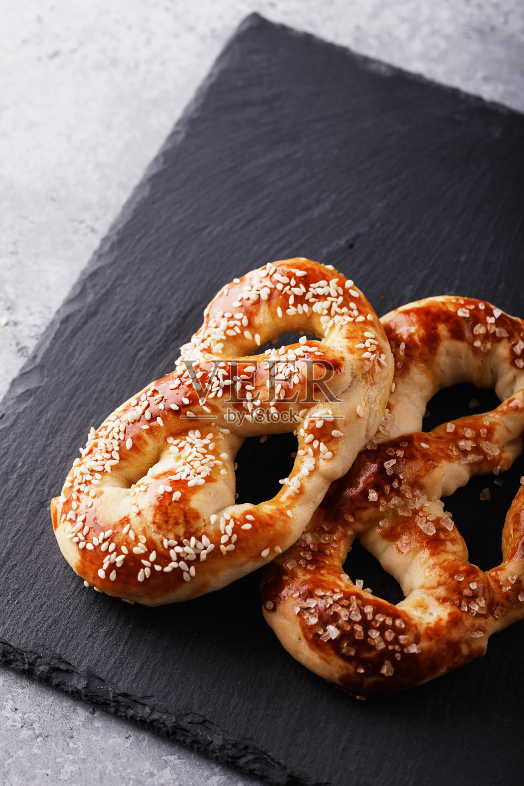 两个新鲜的啤酒椒盐卷饼照片摄影图片