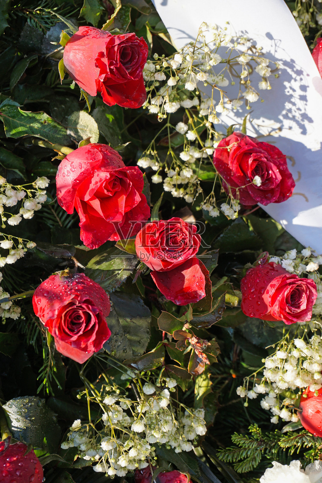 墓地墓碑上的玫瑰花圈照片摄影图片