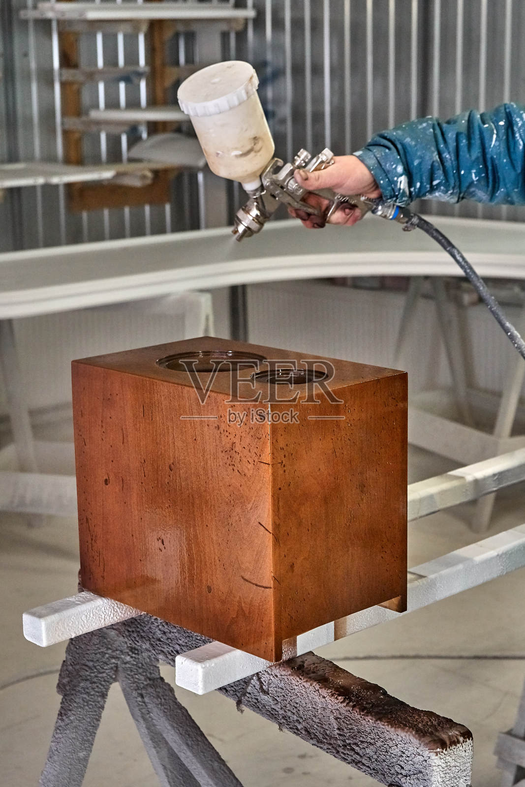 绘画音频扬声器。喷漆室，喷枪。家具制造。特写镜头照片摄影图片