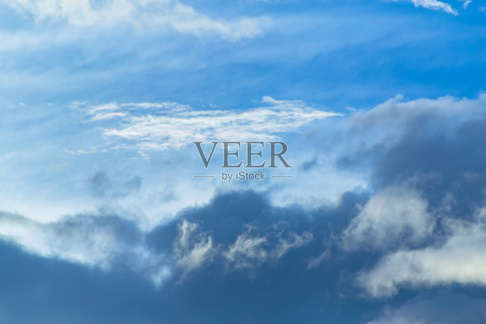 在热天，白云的形状不断变化。照片摄影图片