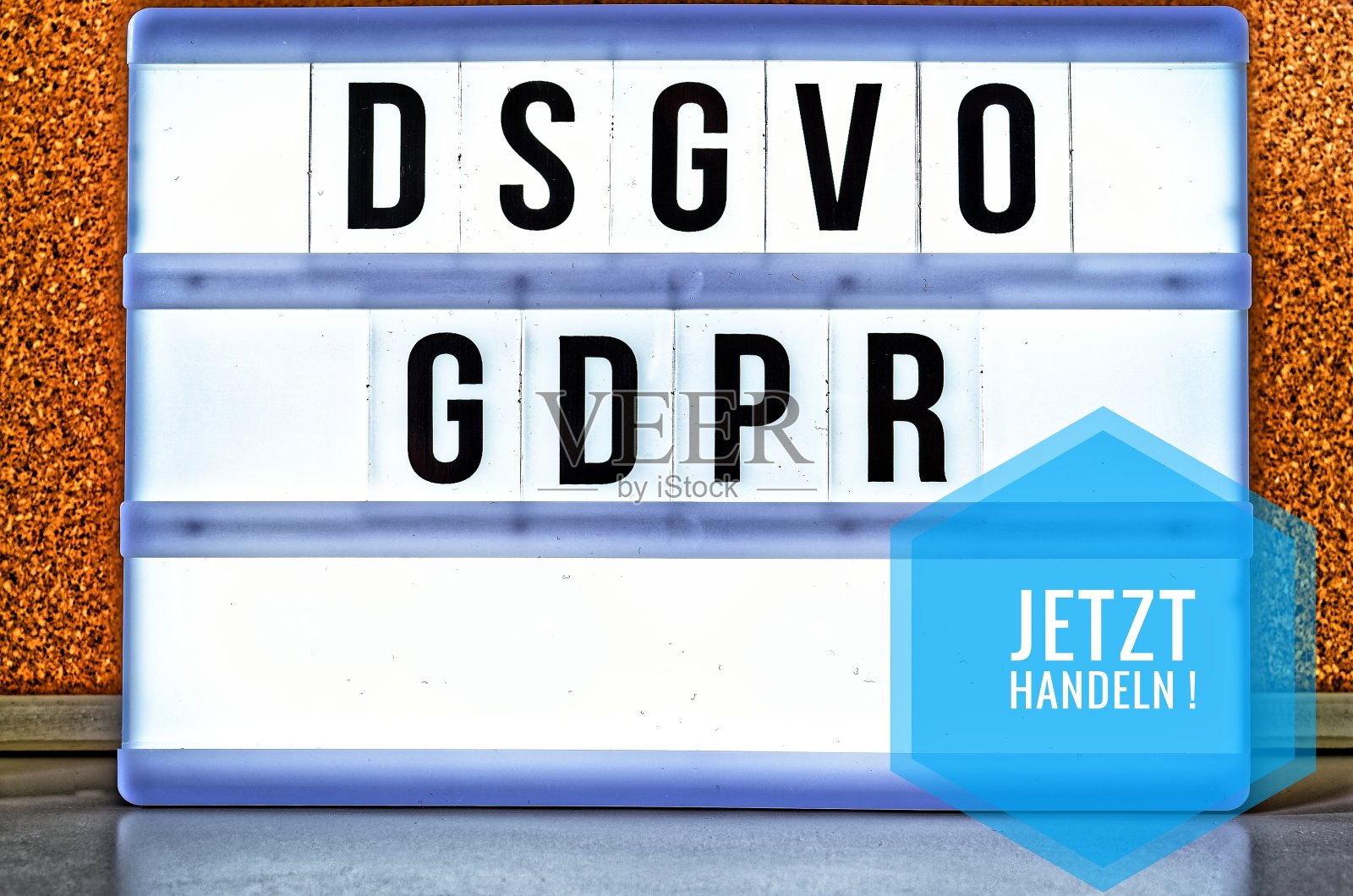 灯面板上刻有GDPR和GDPR (General Data Protection Regulation)英文字样GDPR (General Data Protection Regulation)英文字样GDPR (General Data Protection Regulation)和“现在行动”英文字样:“现在行动”照片摄影图片