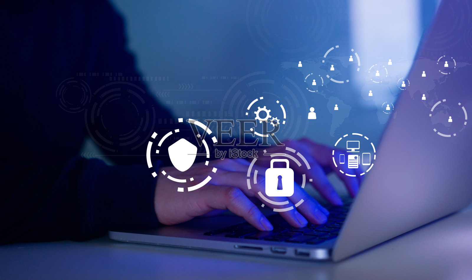 近距离程序员手工输入键盘上的笔记本电脑注册数据系统或访问密码和书写配置保护与虚拟接口的网络安全在暗室，概念照片摄影图片