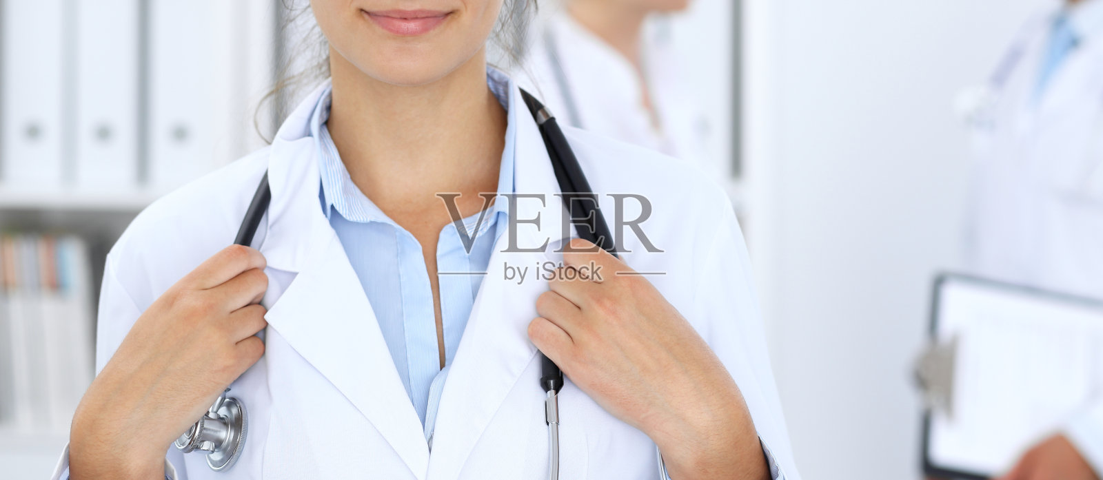 医院里年轻女医生的肖像。西班牙裔或拉丁美洲医学工作者照片摄影图片