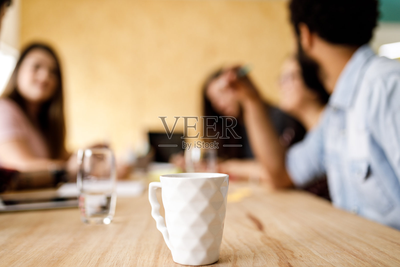 咖啡杯放在会议桌上照片摄影图片