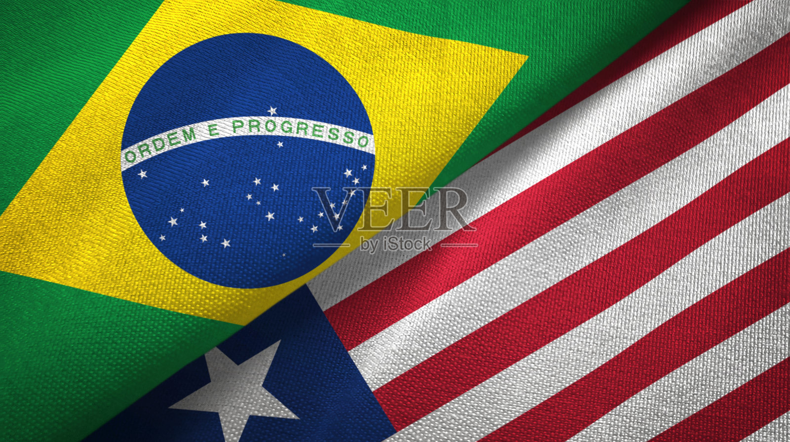利比里亚和巴西的两面旗布交织在一起，织物质地照片摄影图片