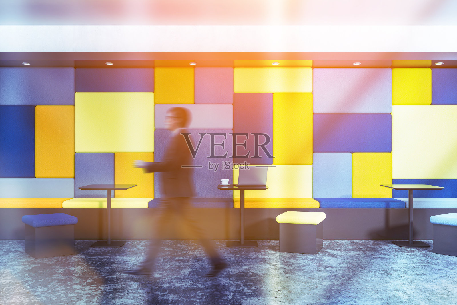 黄色和蓝色的咖啡室内，伙计照片摄影图片