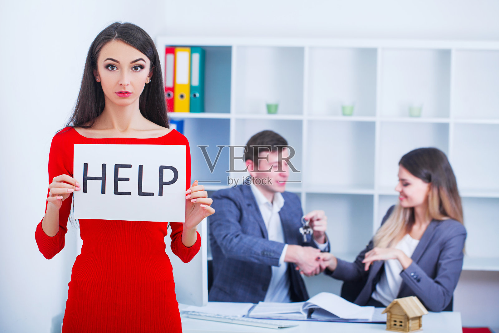 年轻女子担心需要帮助的压力在办公室银行，沙发会计债务账单银行文件开支房子和付款感觉绝望在糟糕的财务状况照片摄影图片