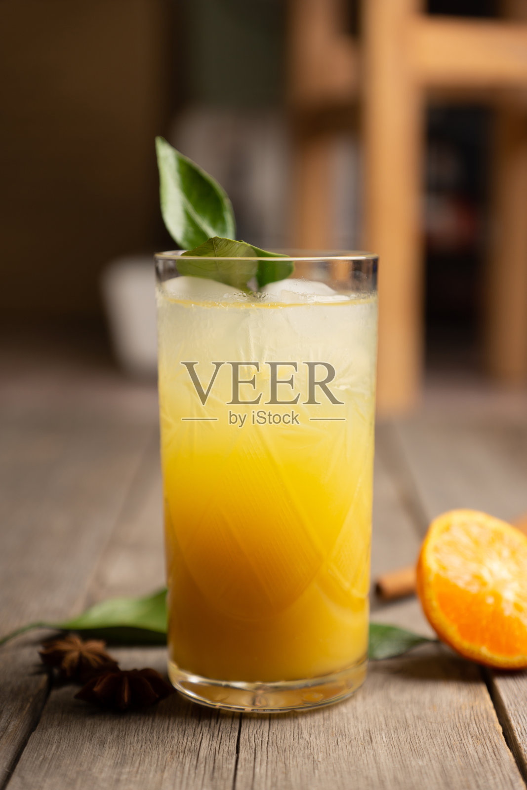 新鲜的鸡尾酒和桔子在乡村背景照片摄影图片