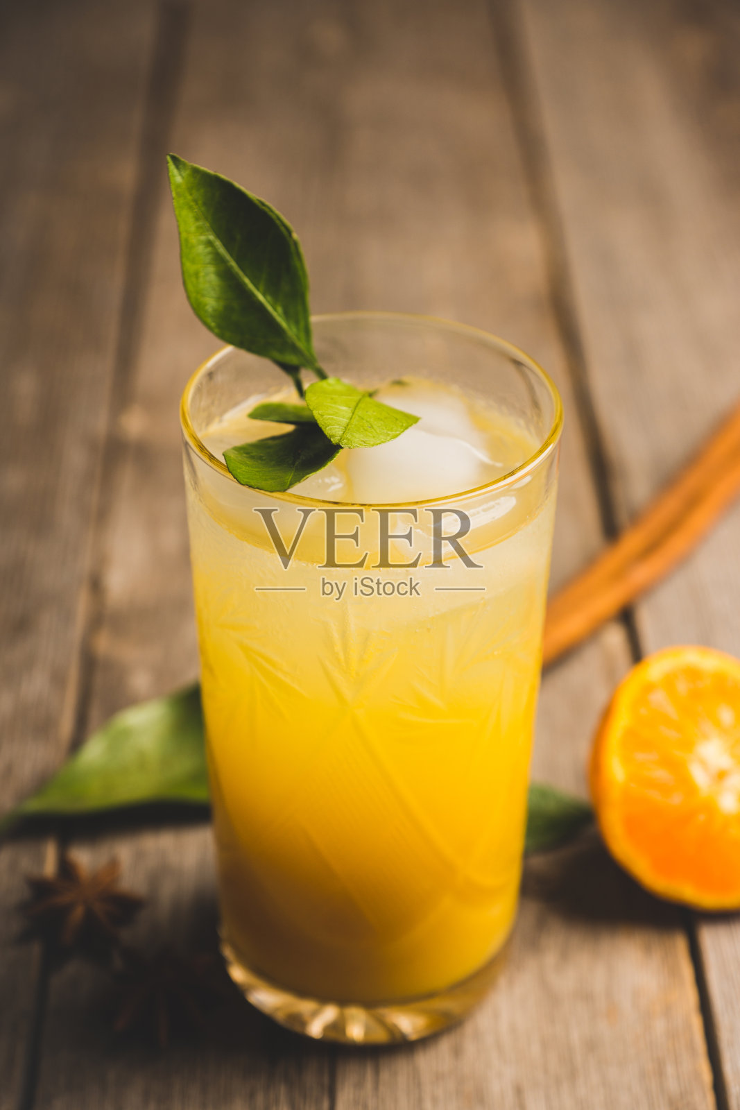 新鲜的鸡尾酒和桔子在乡村背景照片摄影图片