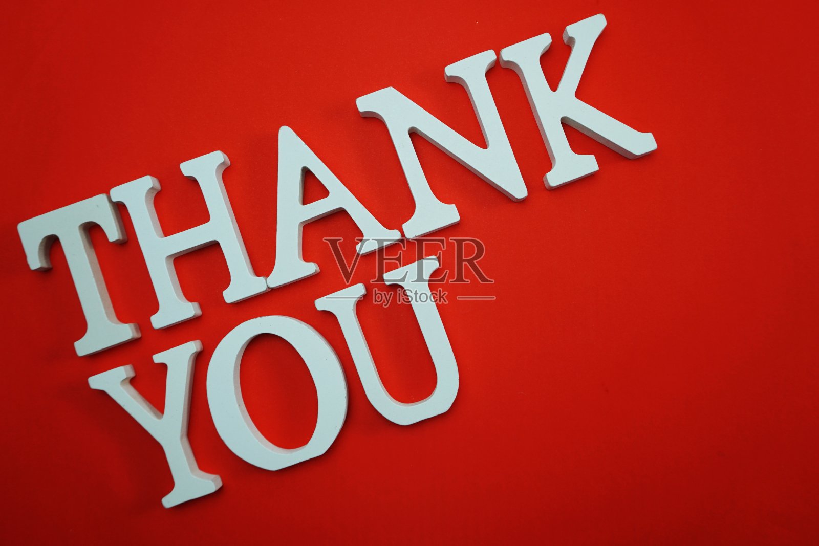 红色背景上的字母表示感谢照片摄影图片