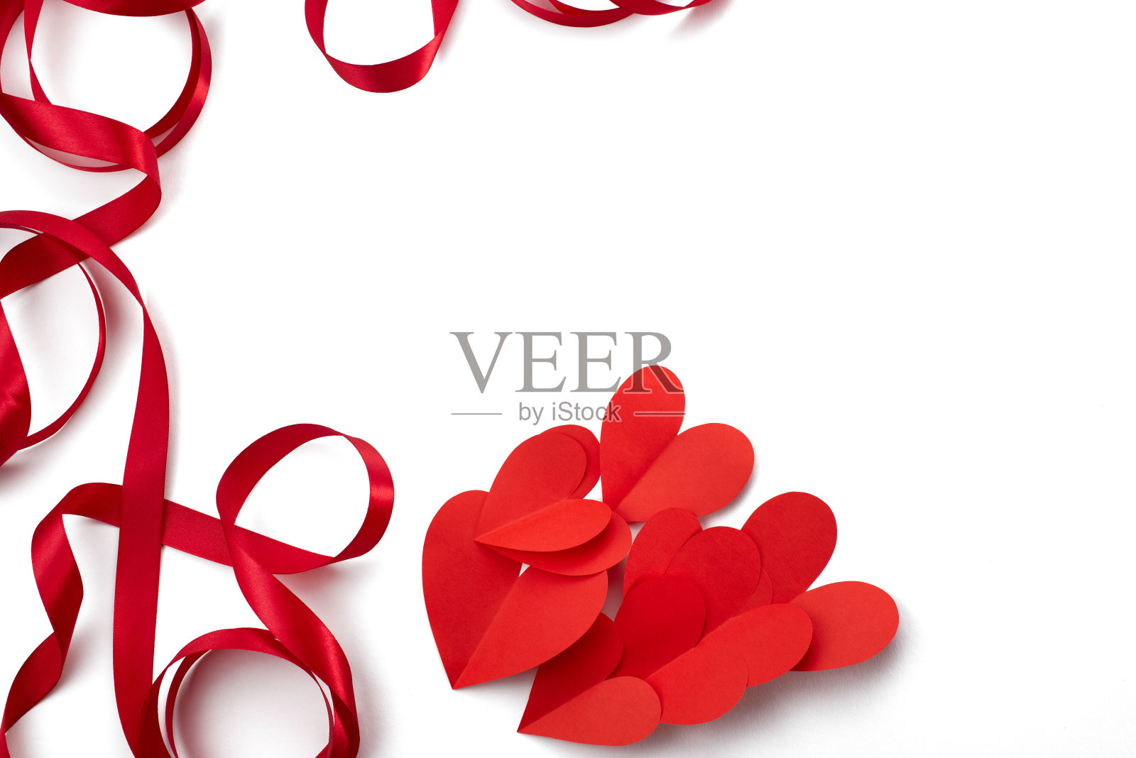 框架缎子红丝带心白色背景概念情人节照片摄影图片