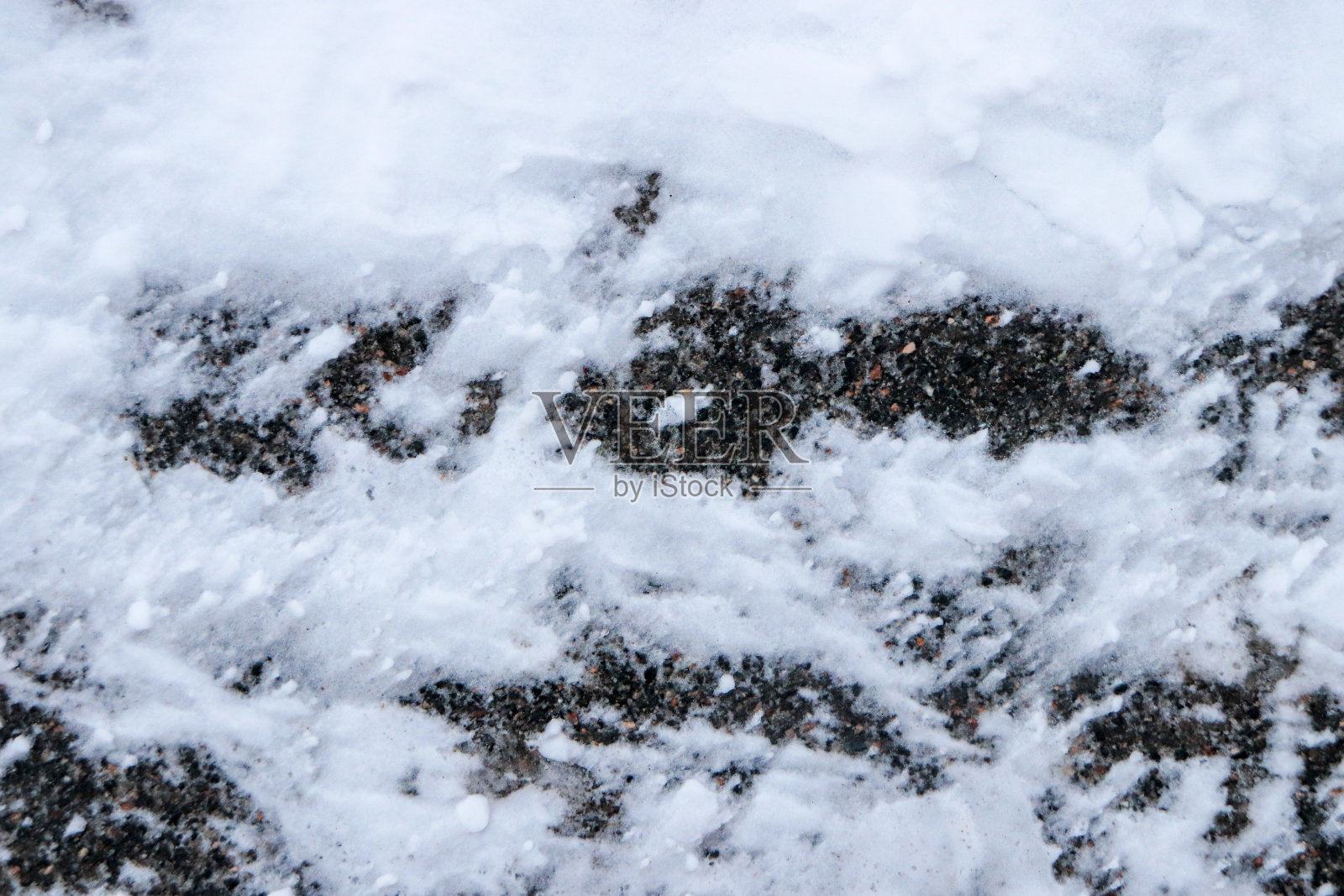 柏油路上的雪为背景。雪地卡车图案纹理。冬天冰冻的城市街道背景。照片摄影图片