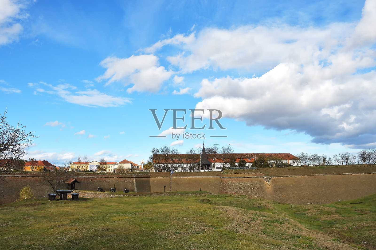 罗马尼亚阿尔巴尤利亚中世纪战略要塞的砖墙和鹅卵石小巷的废墟。照片摄影图片