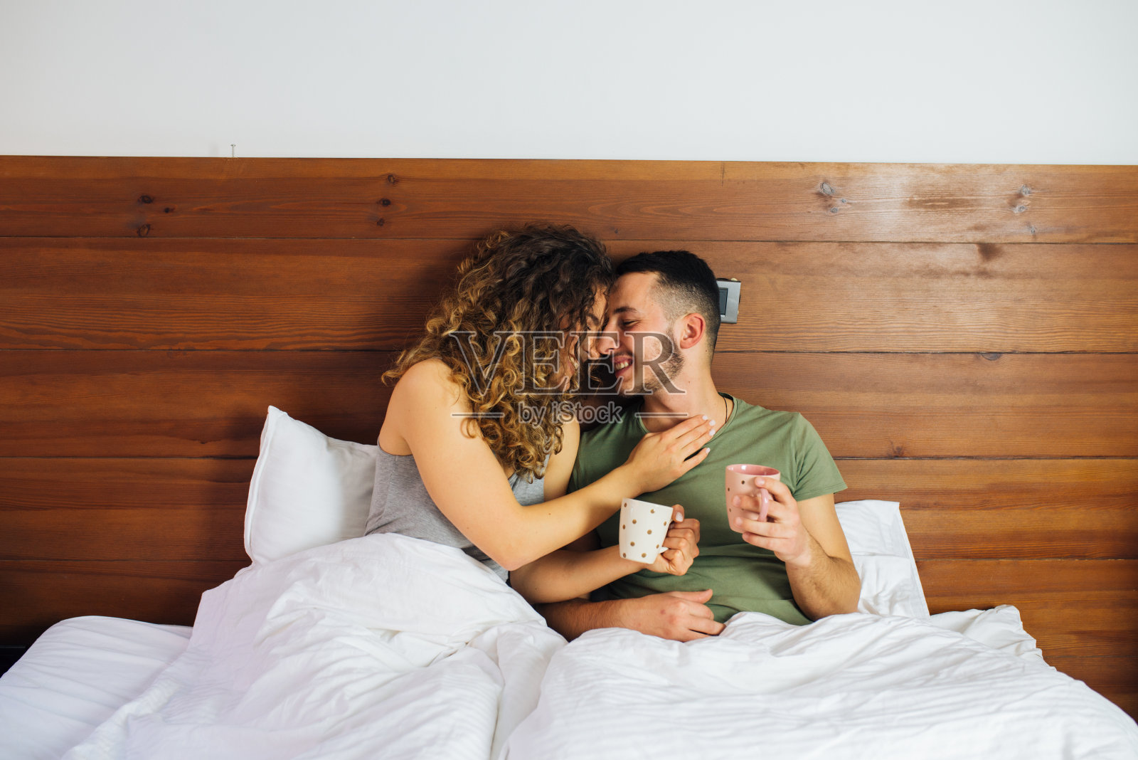 咖啡在卧室照片摄影图片