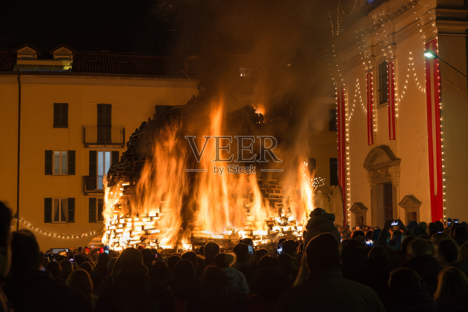 晚上大篝火。意大利瓦雷兹的圣安东尼篝火照片摄影图片