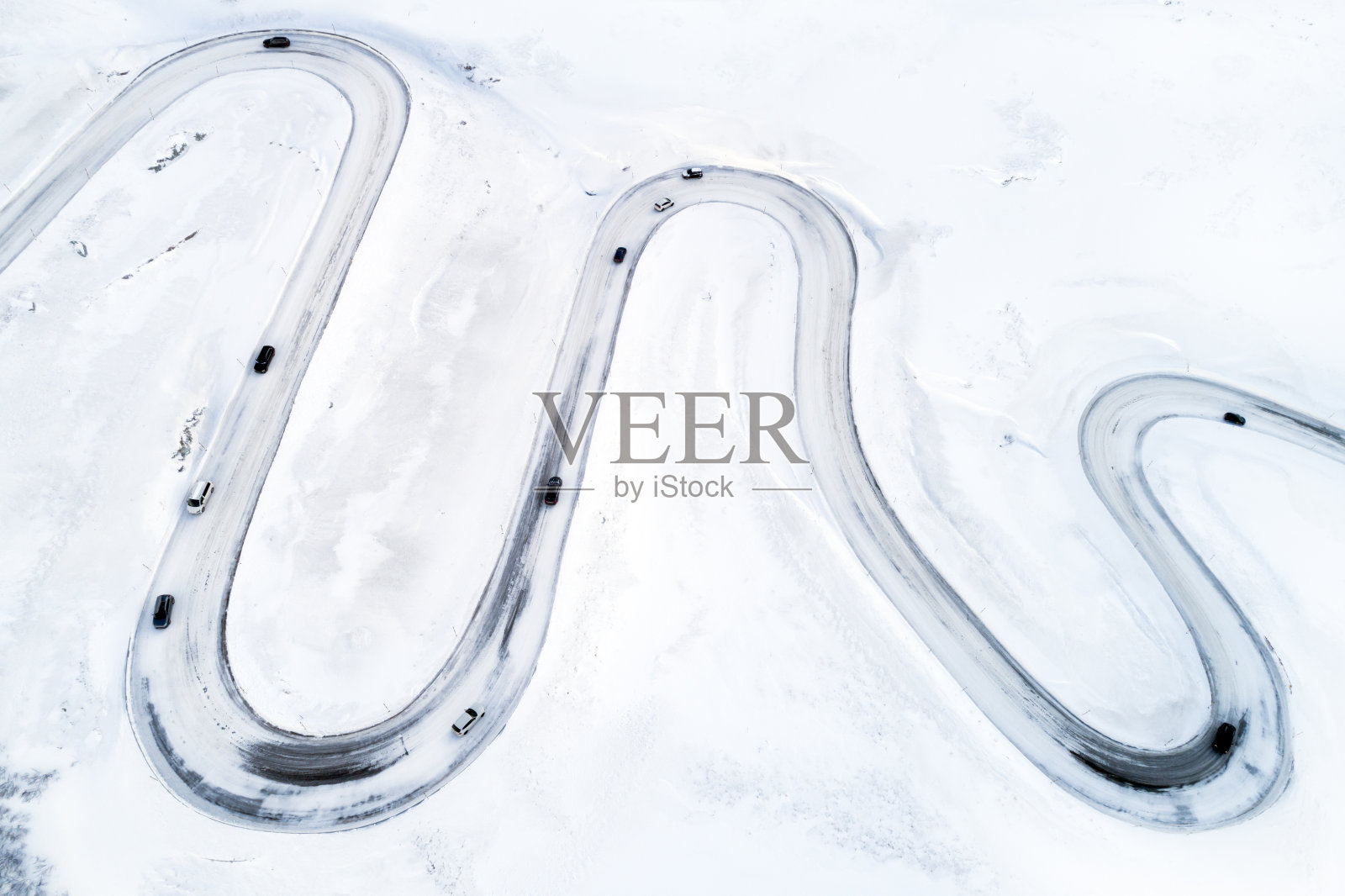 蜿蜒的道路在冬天，瑞士，鸟瞰图照片摄影图片