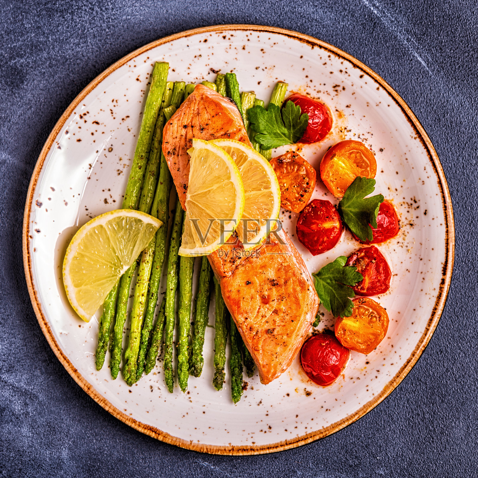 烤鲑鱼配芦笋和西红柿照片摄影图片
