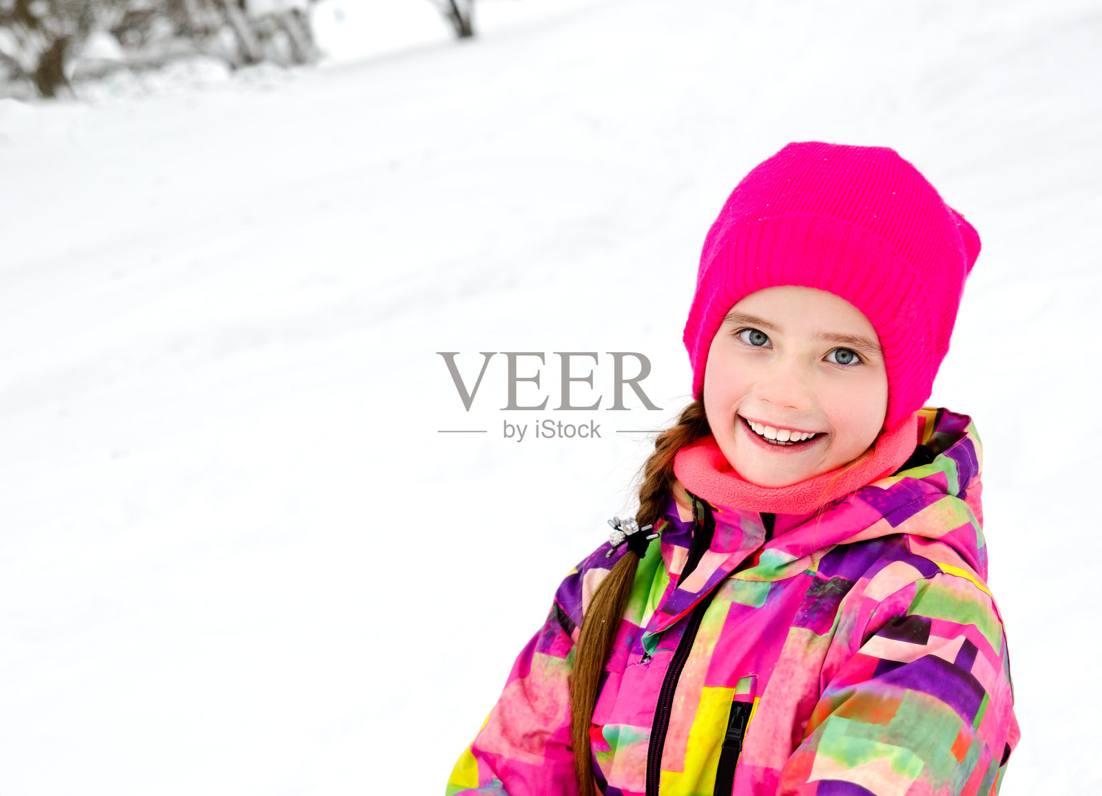 剪纸微笑的小女孩的肖像在冬天的一天照片摄影图片