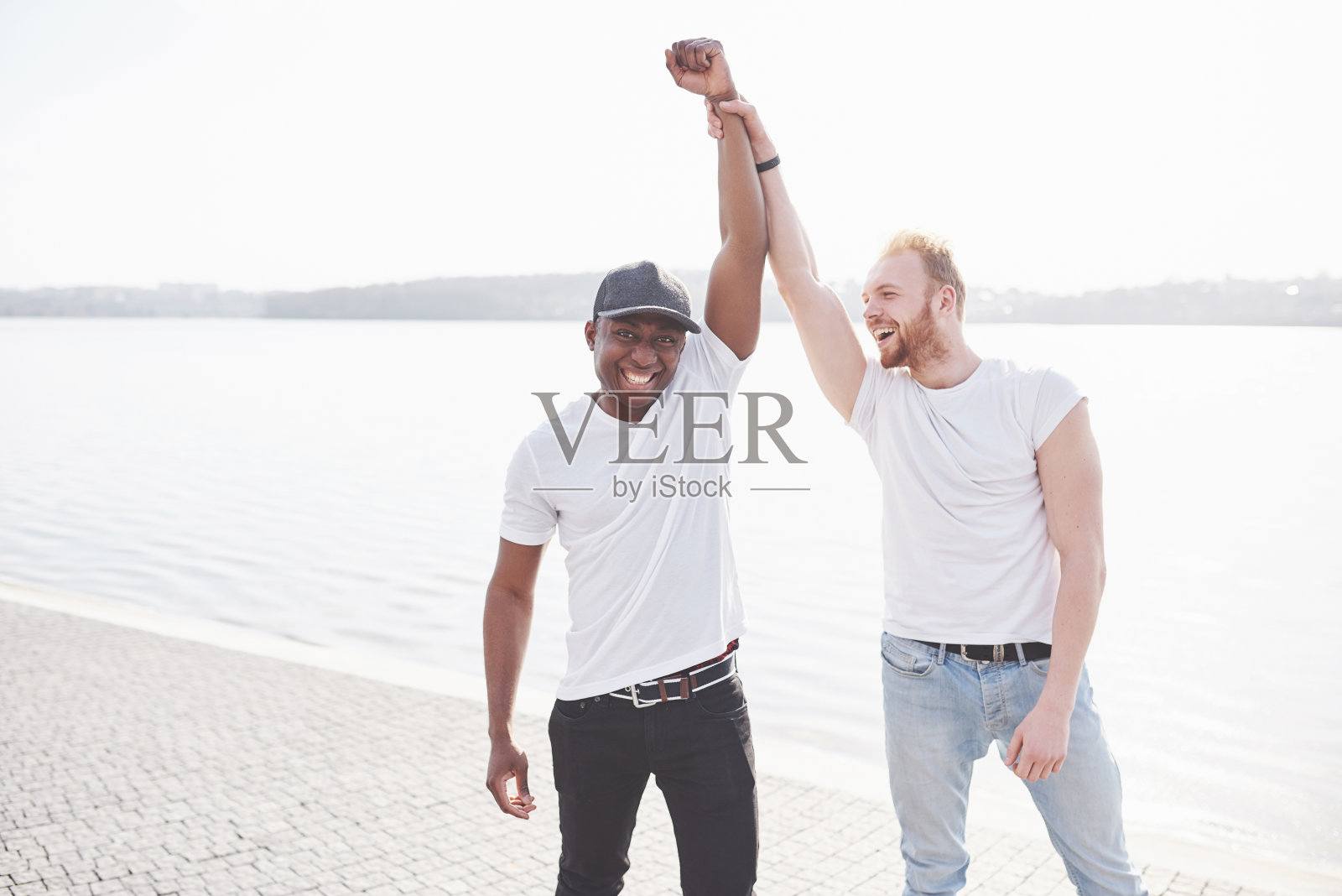 两个来自不同民族的年轻人微笑着互相交谈着照片摄影图片