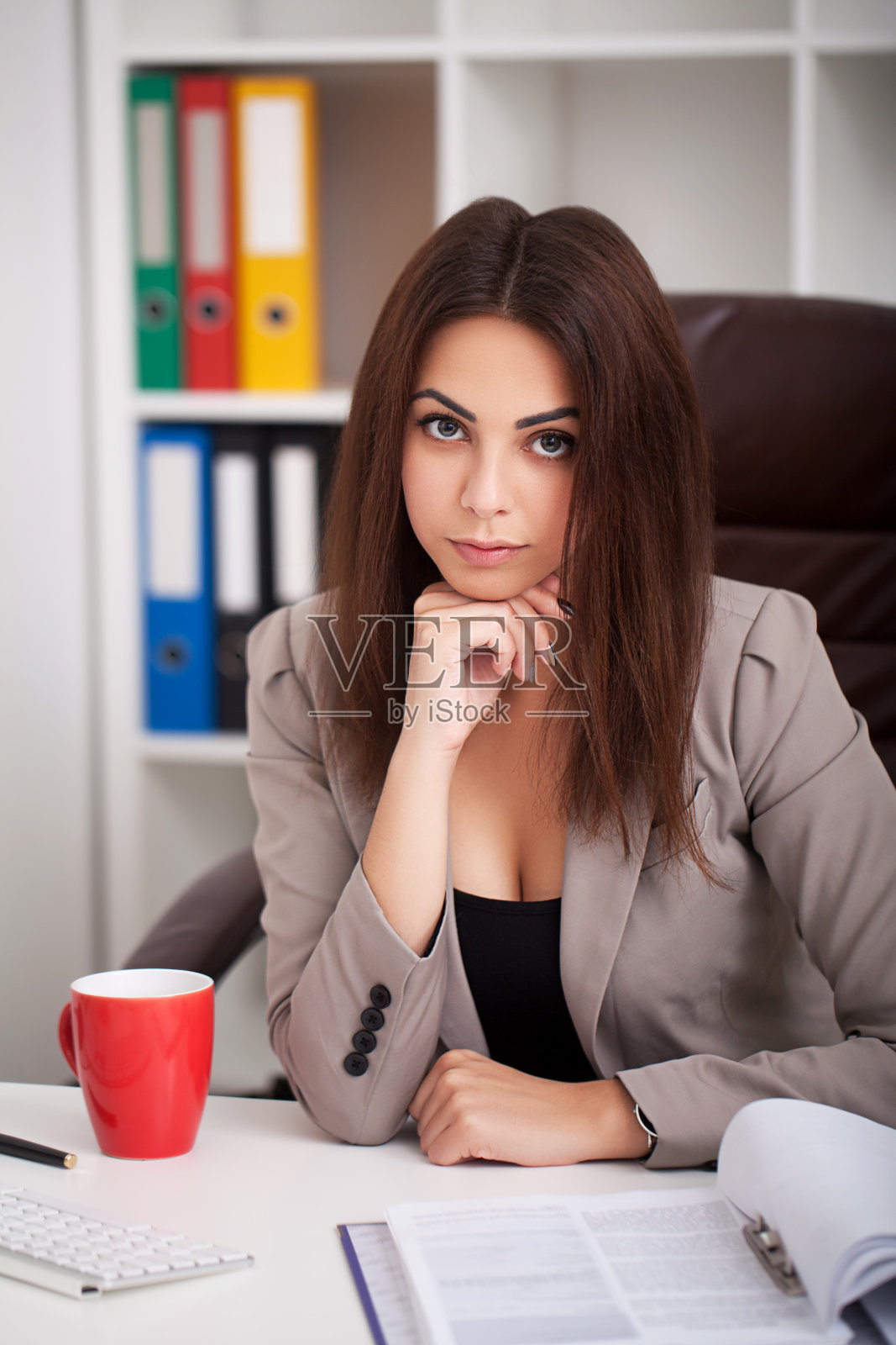 美丽的年轻商业金融行政工作者作家在办公室，与一杯咖啡照片摄影图片