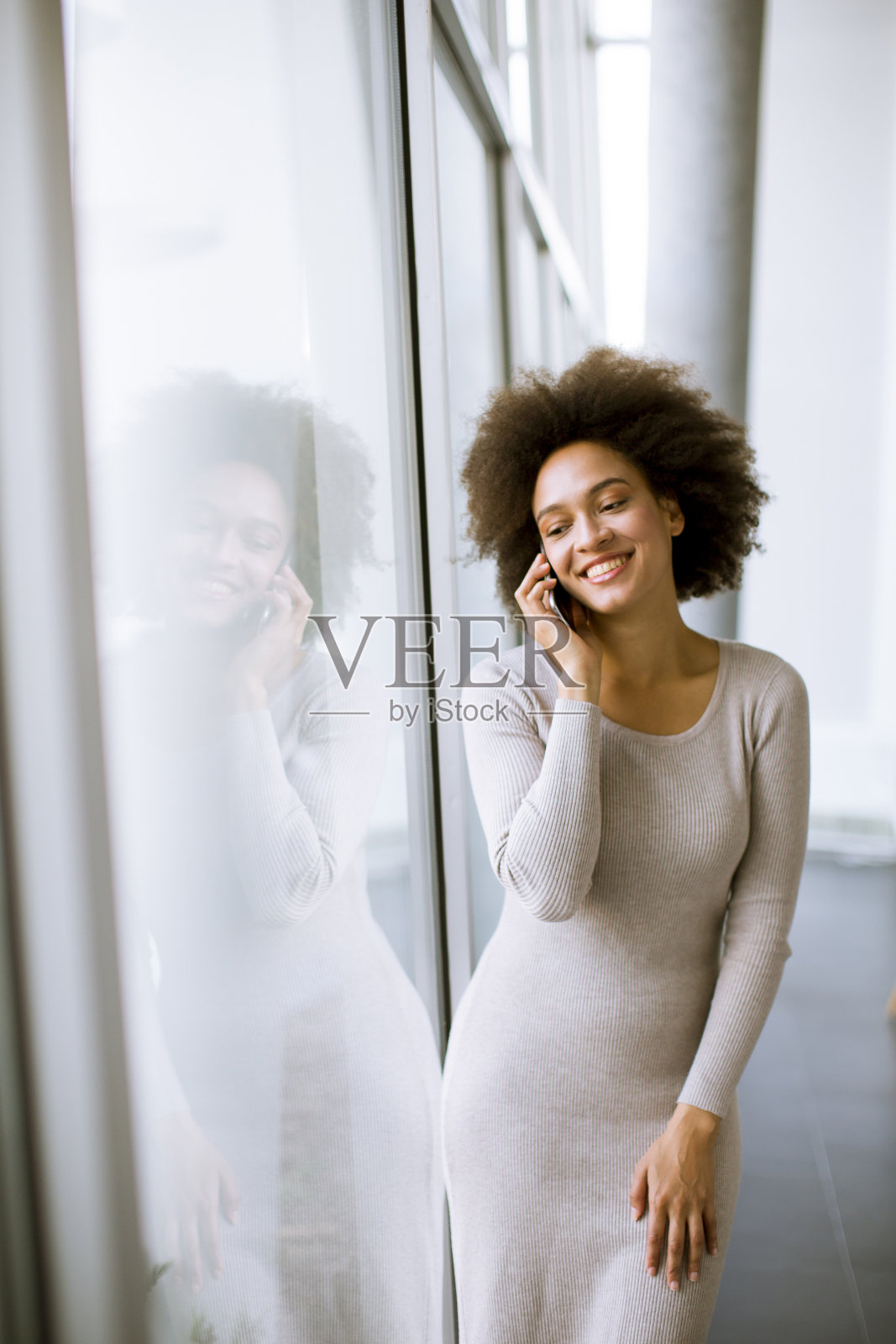 年轻的非洲裔美国女商人使用手机照片摄影图片