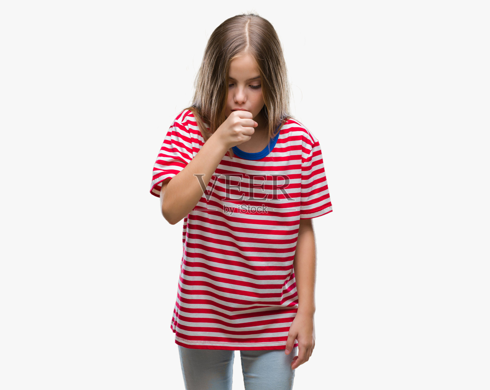 年轻美丽的女孩在孤立的背景下感到不适，咳嗽作为感冒或支气管炎的症状。医疗保健的概念。照片摄影图片