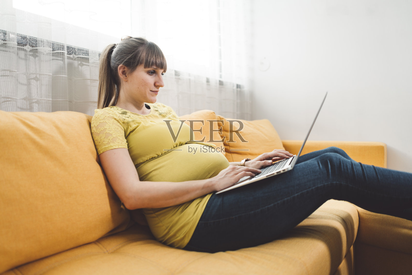 孕妇使用笔记本电脑工作照片摄影图片