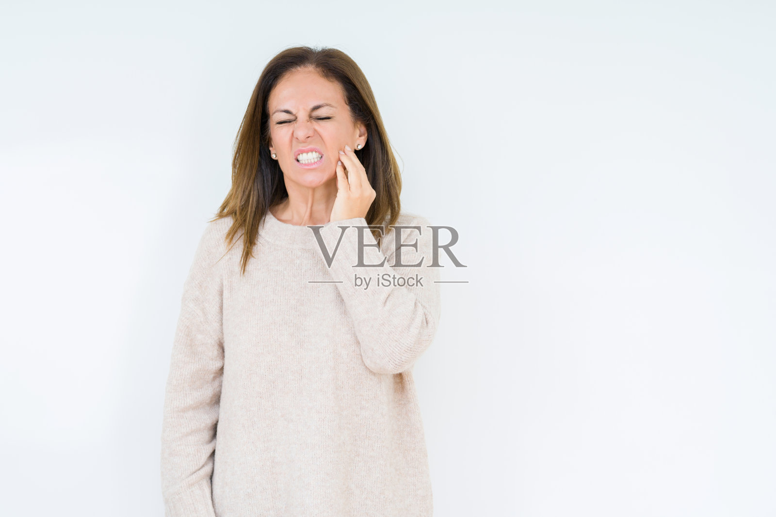 美丽的中年妇女在孤立的背景触摸嘴与手的痛苦的表情，因为牙痛或牙齿疾病的牙齿。牙医的概念。照片摄影图片