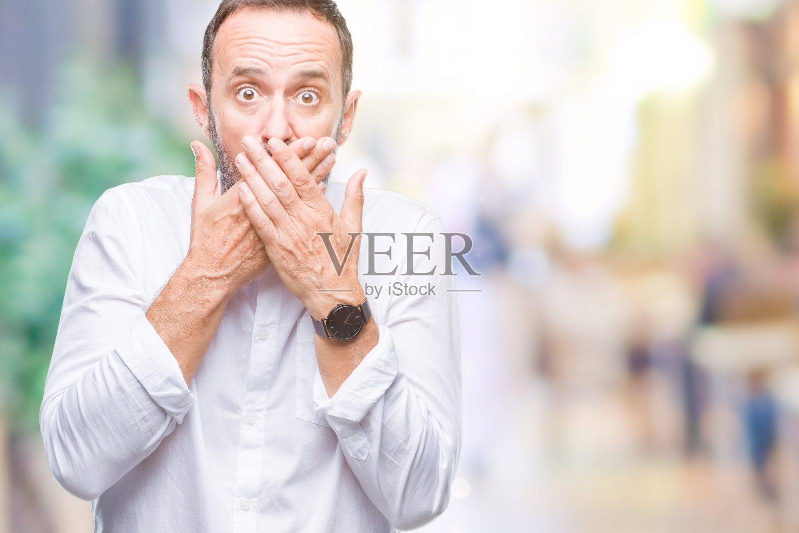 背景孤立的中年老人震惊地用手捂住嘴。秘密的概念。照片摄影图片