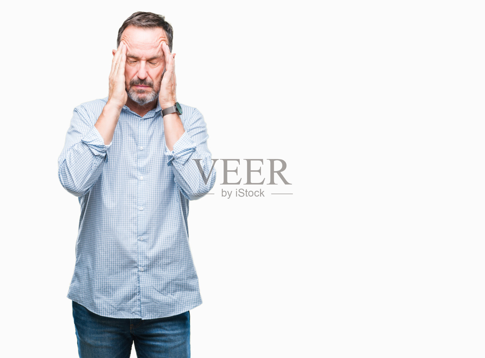 中年白发苍苍的资深商人，背景孤立，手头上的疼痛，因为压力。遭受偏头痛。照片摄影图片