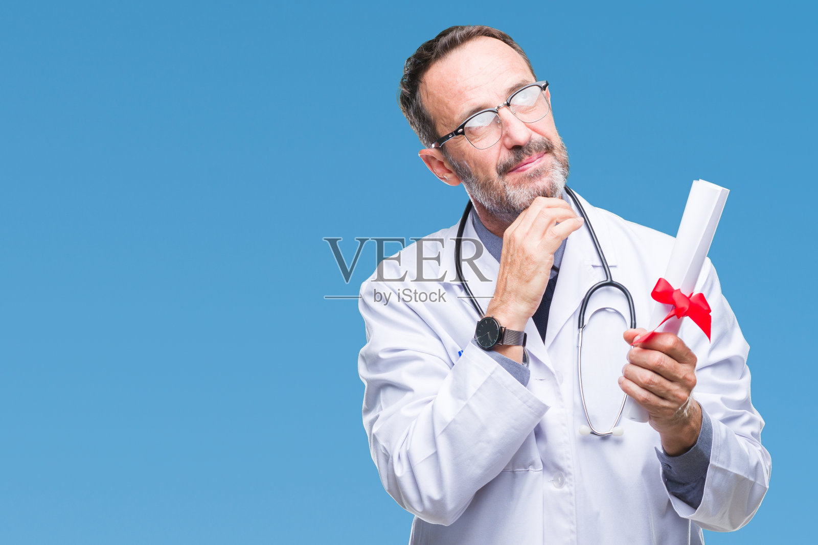 中年高学历医生男子手持学位证书过孤立背景严肃面对思考问题，十分困惑的想法照片摄影图片