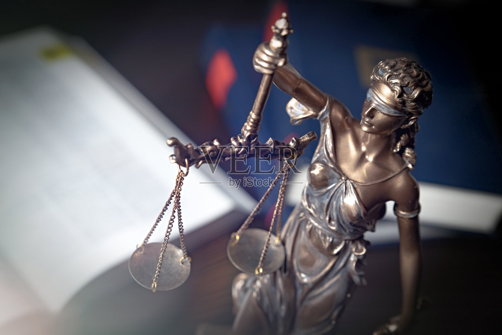 正义之像以书籍为背景照片摄影图片