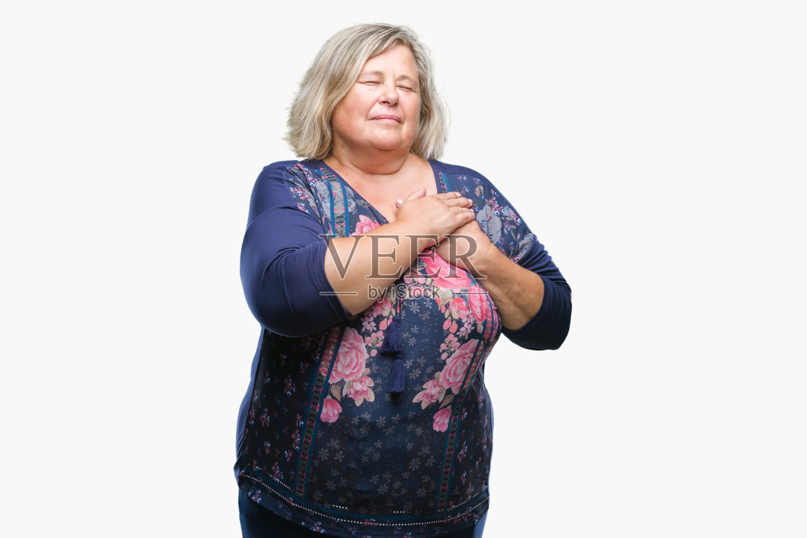 年长的加码白人妇女在孤立的背景微笑与手在胸前闭上眼睛和感激的手势在脸上。健康的概念。照片摄影图片