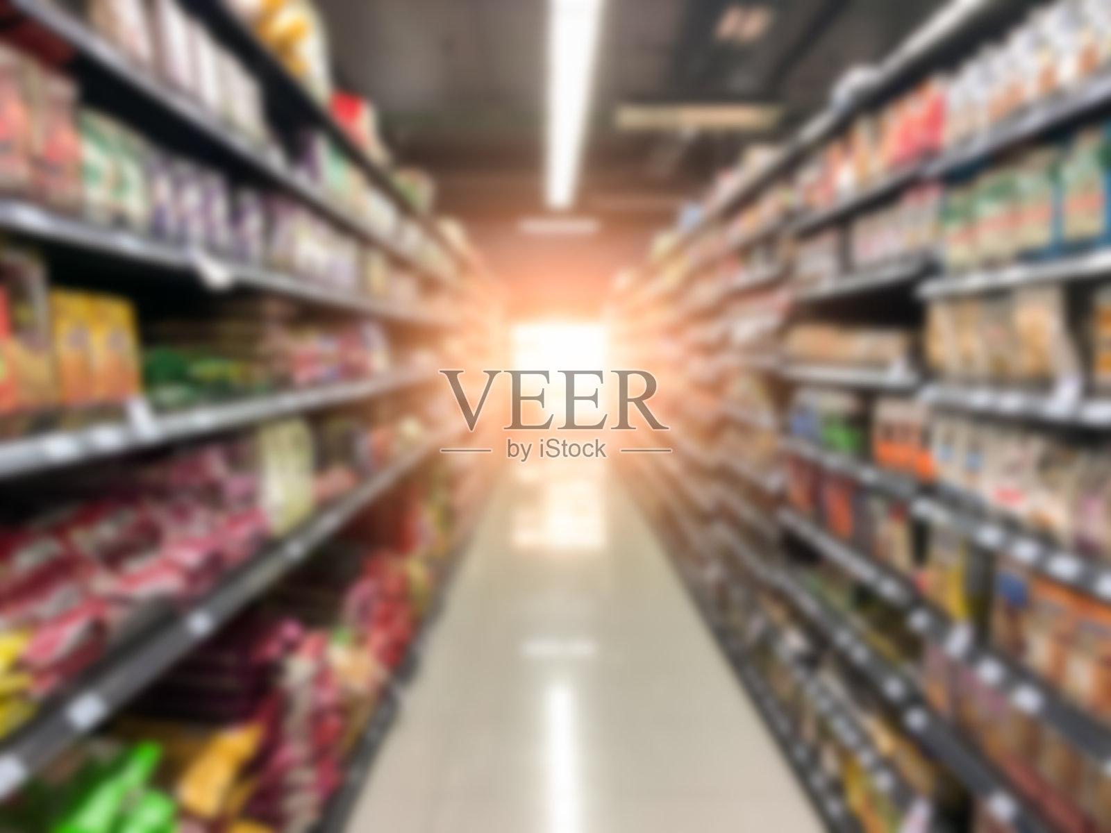 抽象模糊的现代零售超市货架与深色主题照片摄影图片