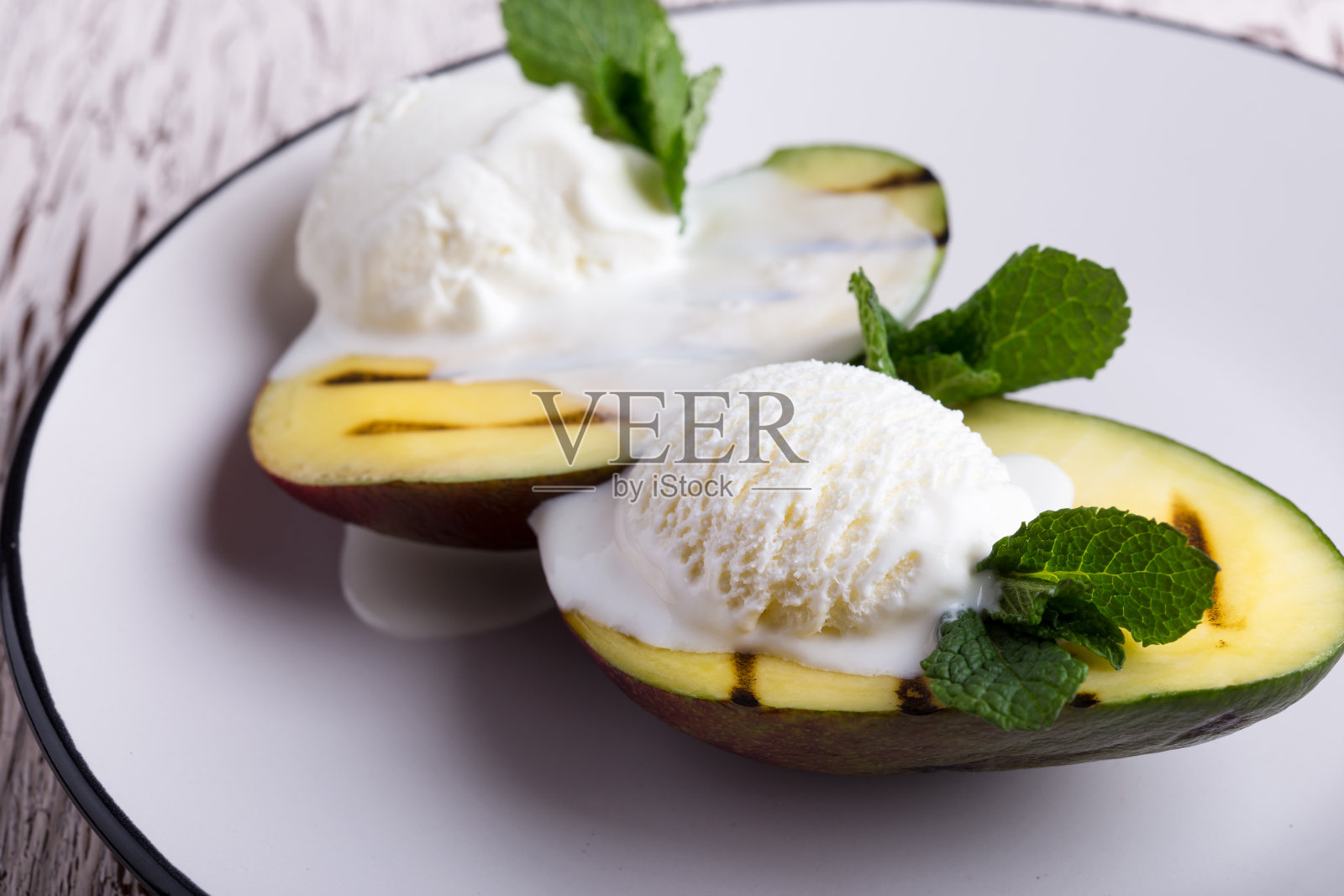 烤芒果甜点和冰淇淋照片摄影图片