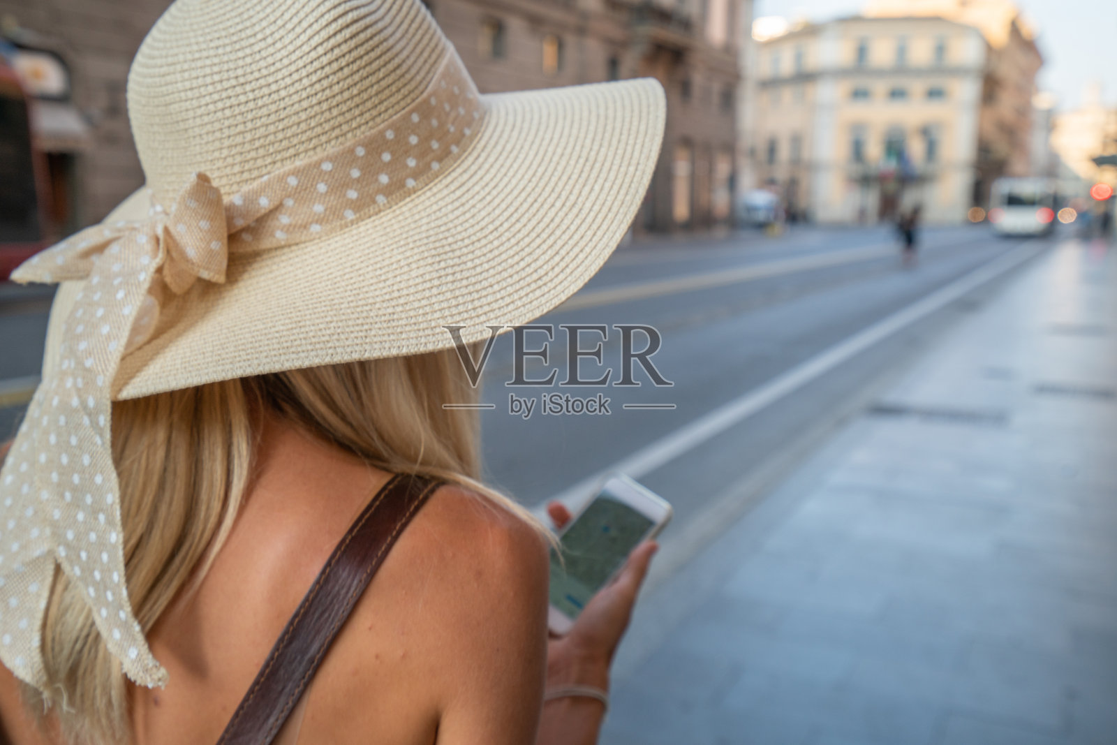 在意大利罗马的街道上，一名妇女正在用手机查看城市地图;欧洲人旅游之都的概念照片摄影图片