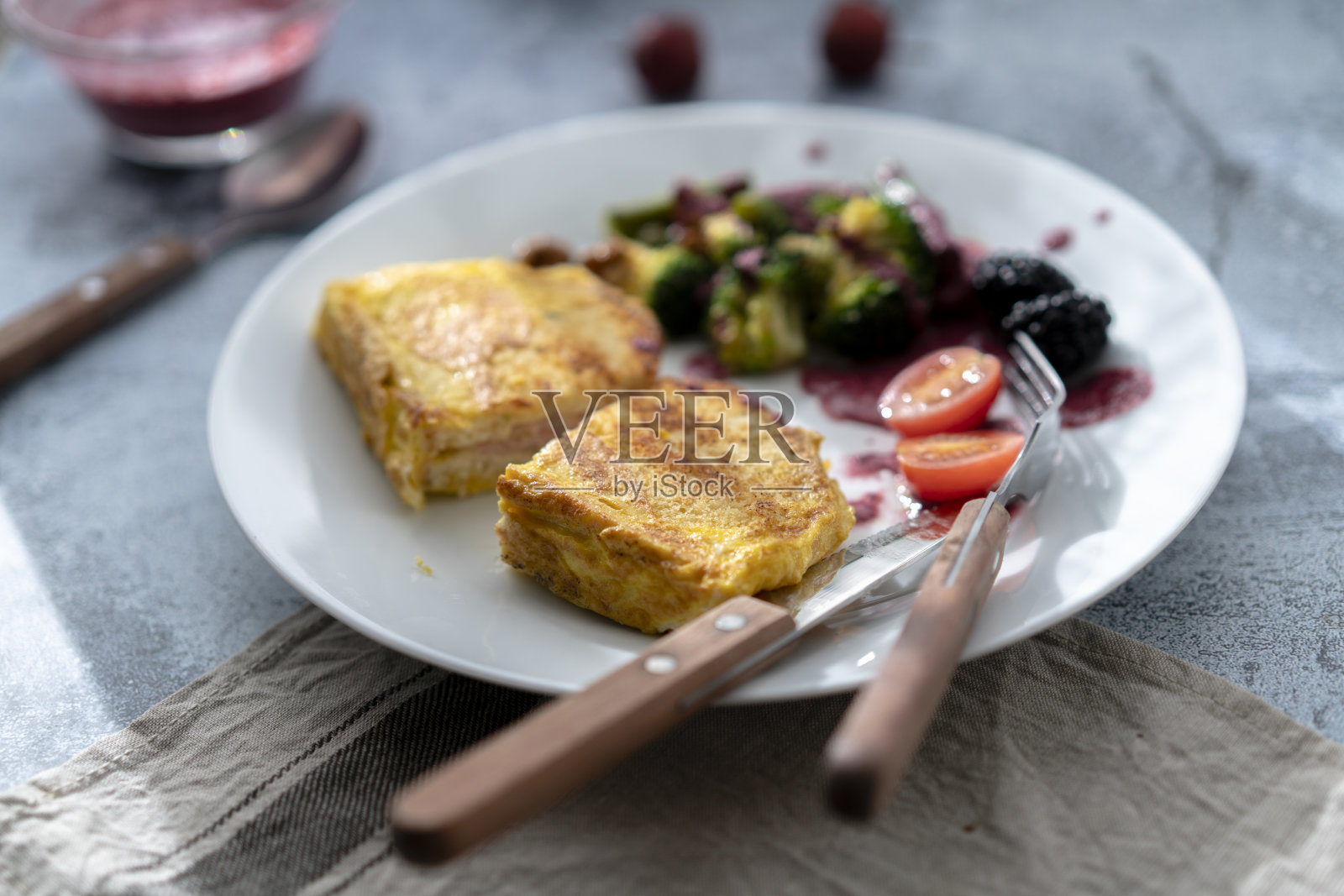 健康早餐:奶酪吐司，蔬菜沙拉和果酱照片摄影图片