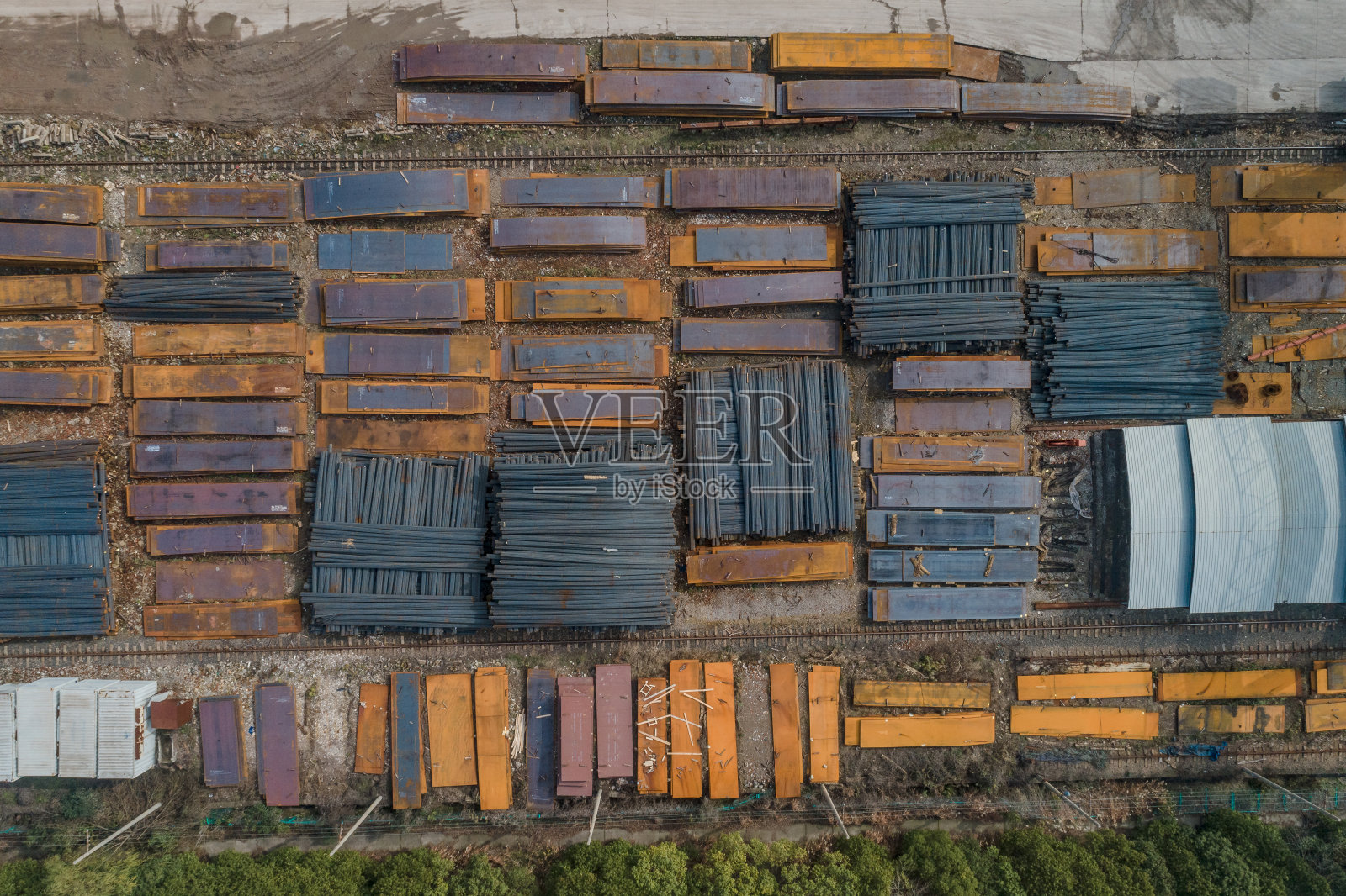 鸟瞰图的钢板和金属型材库存在一个工厂照片摄影图片