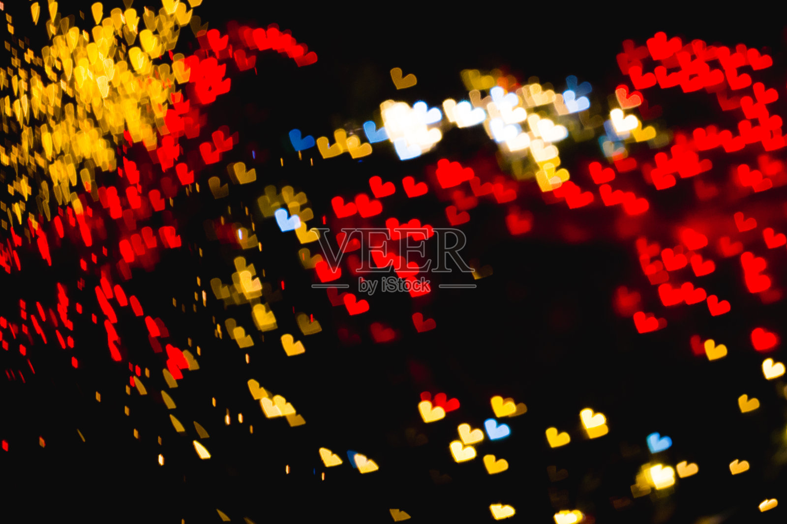 心形的散景是由美丽的彩灯装饰在夜晚形成的照片摄影图片