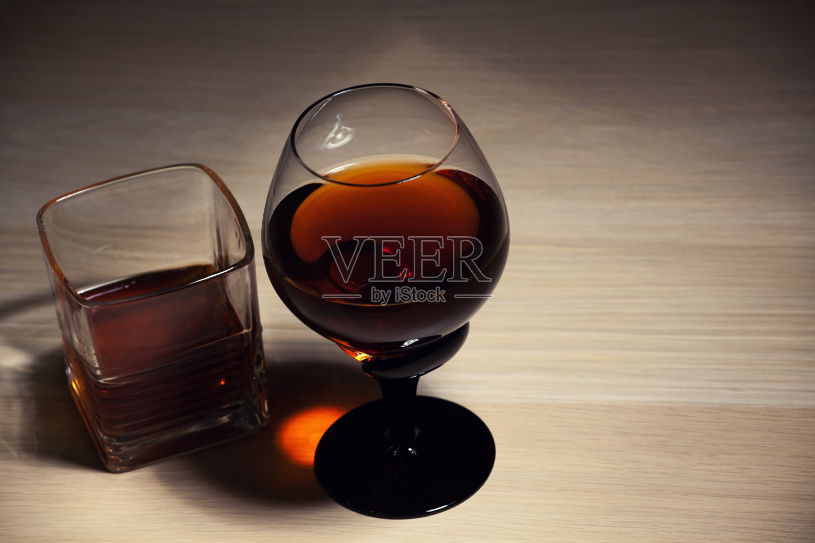 玻璃干邑木桌照片摄影图片