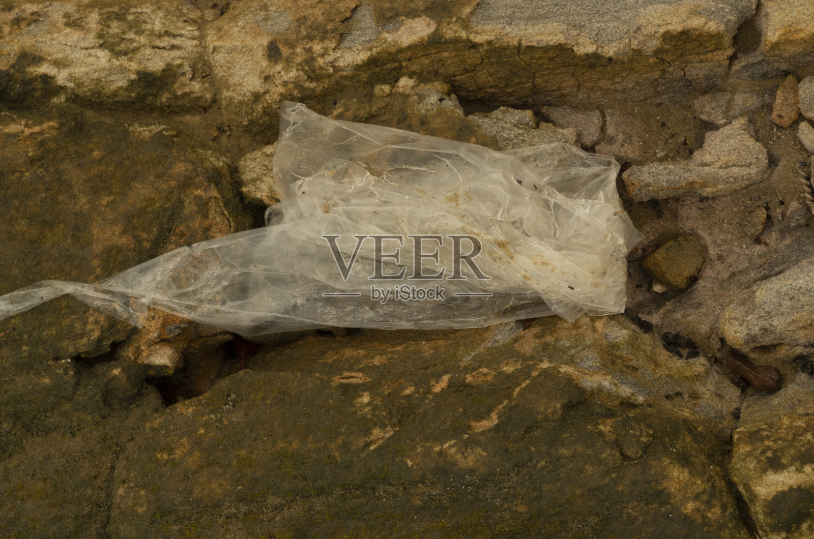 海滩上的垃圾照片摄影图片