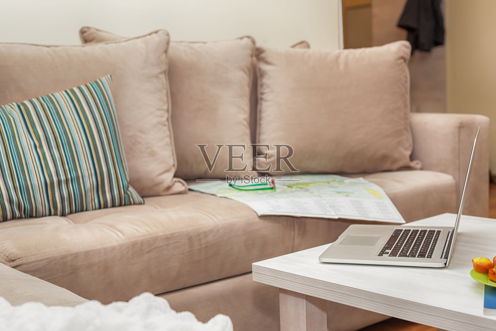 自由职业者在家工作-舒适的沙发和笔记本电脑照片摄影图片