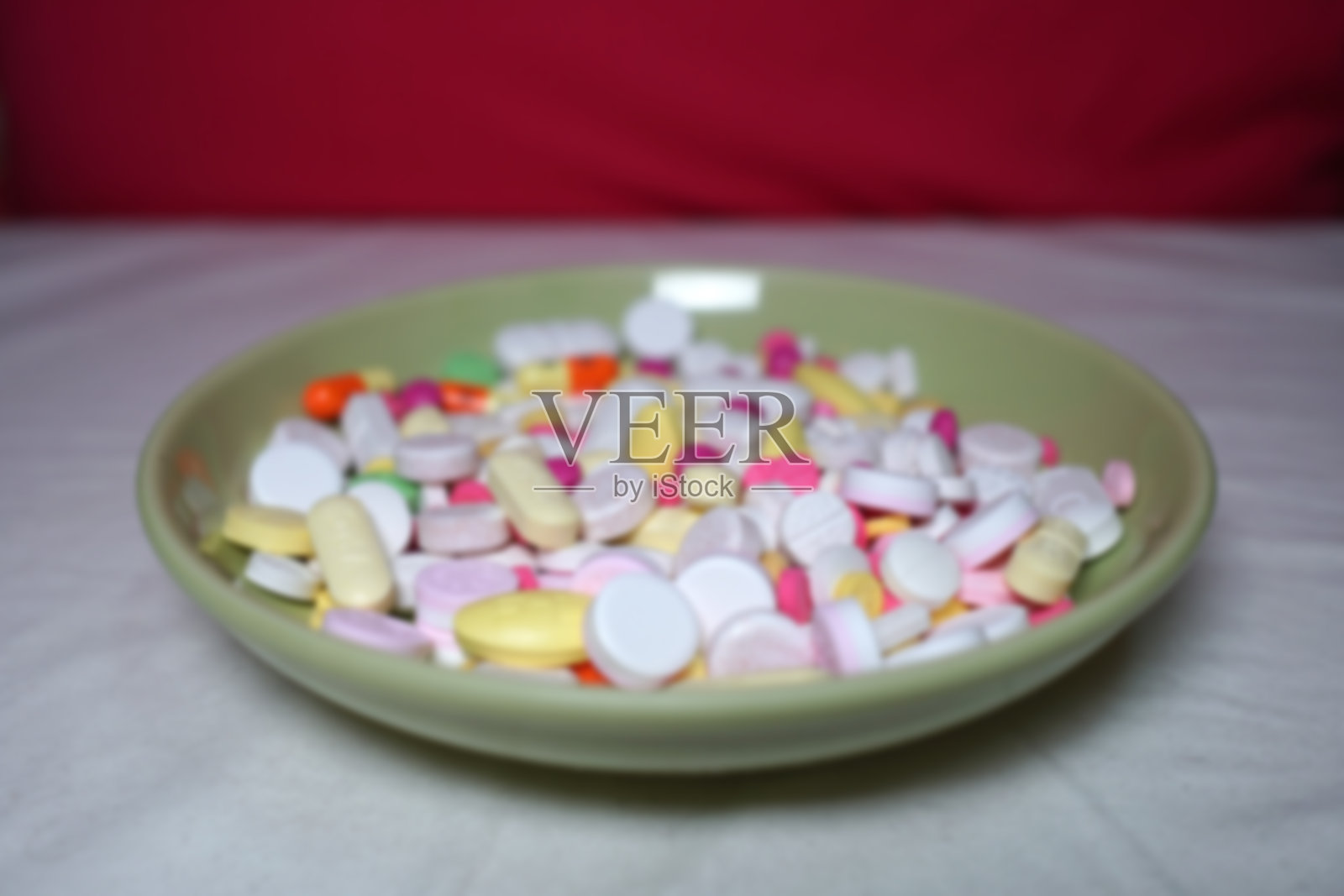 许多不同颜色的药物。的焦点。照片摄影图片