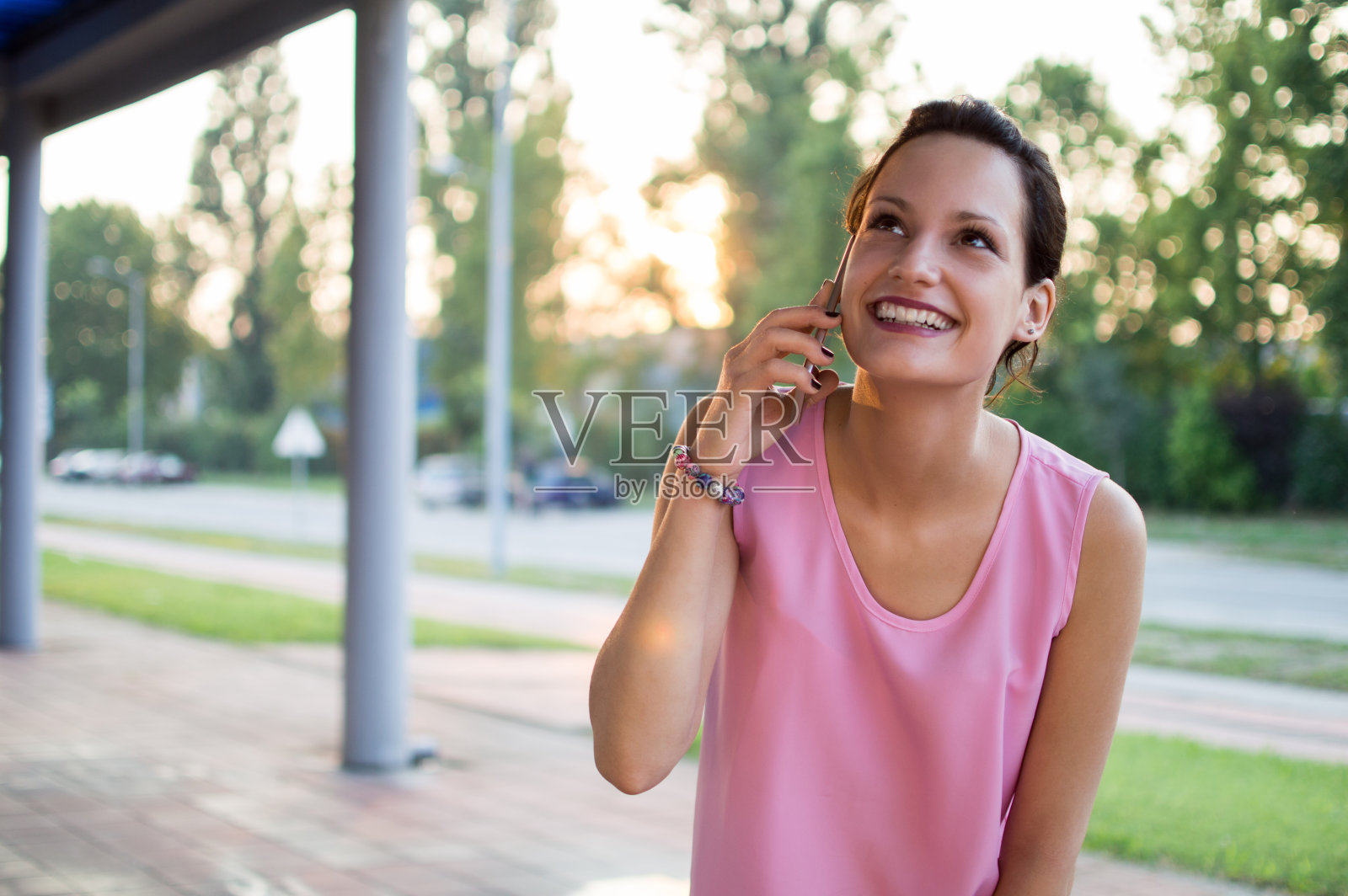 年轻女性使用电话照片摄影图片