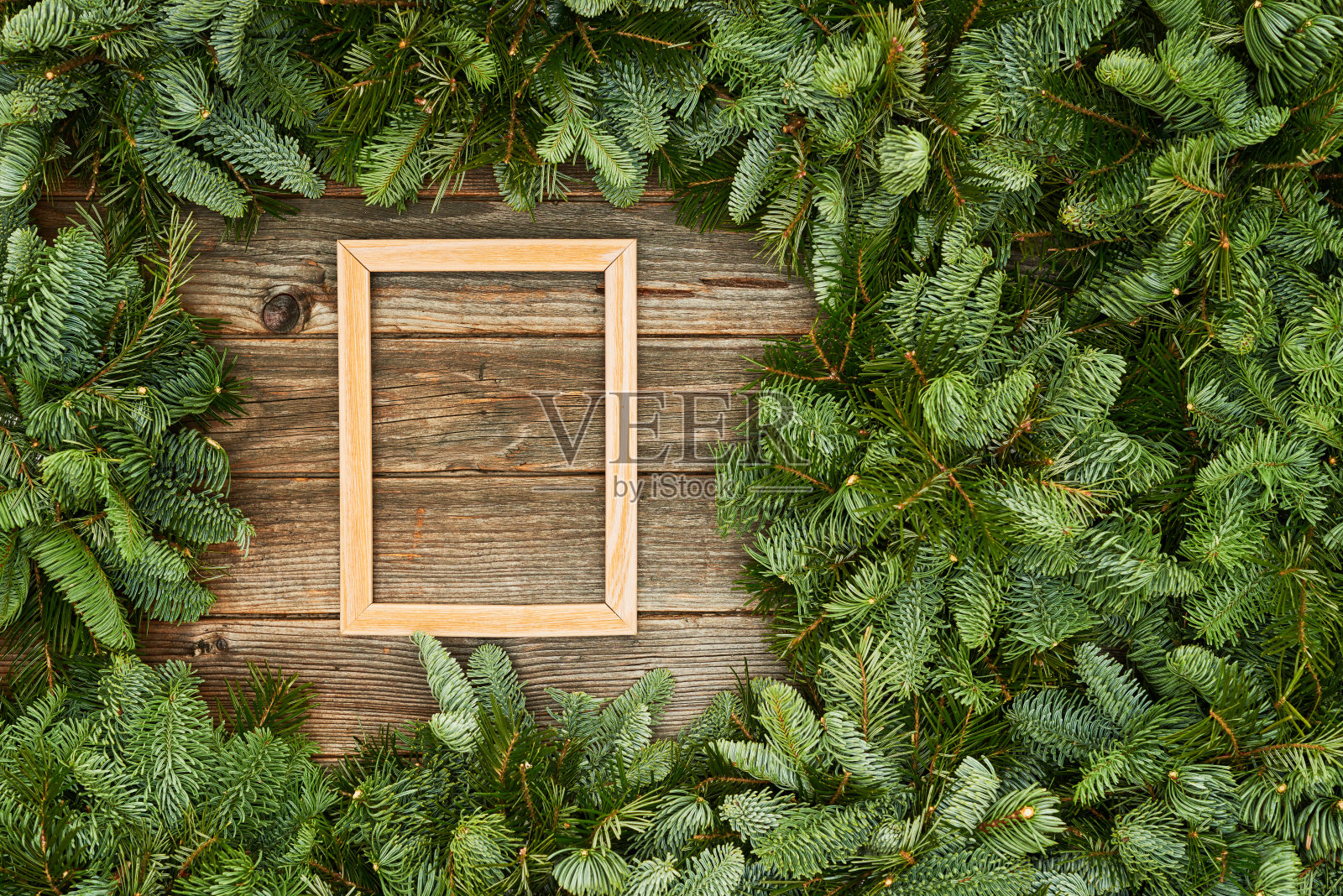 木制背景上的圣诞装饰。照片摄影图片