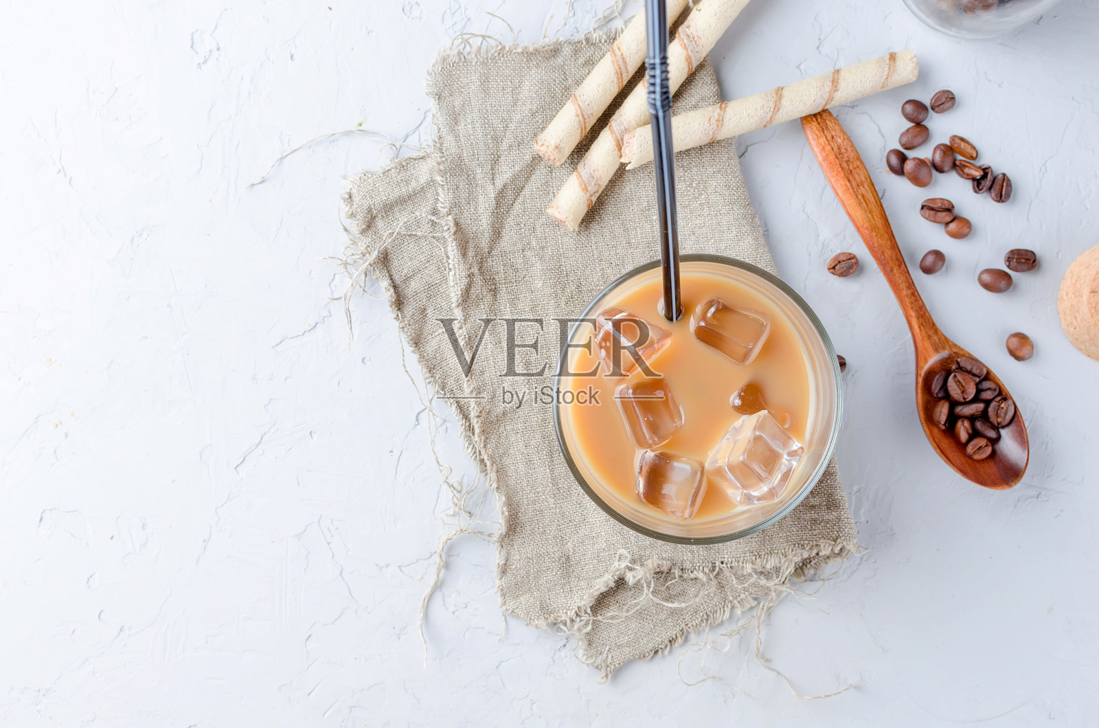 用玻璃杯加冰的冰咖啡照片摄影图片