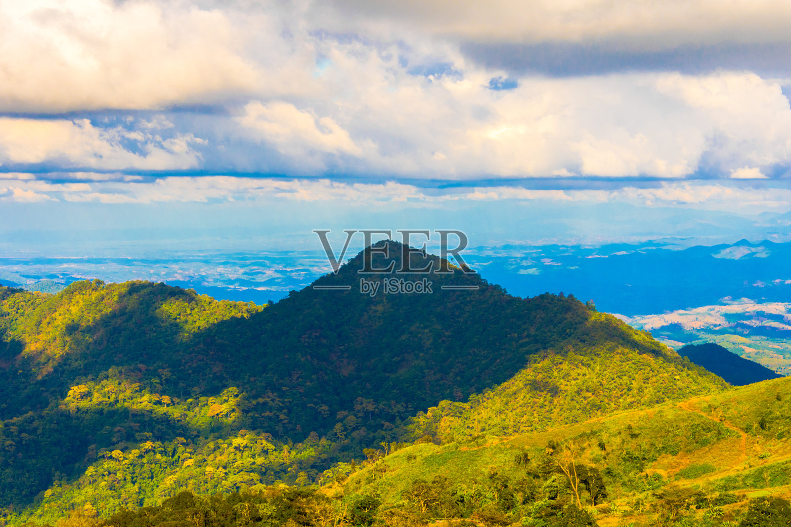 美丽的风景，山和山与云的天空。照片摄影图片