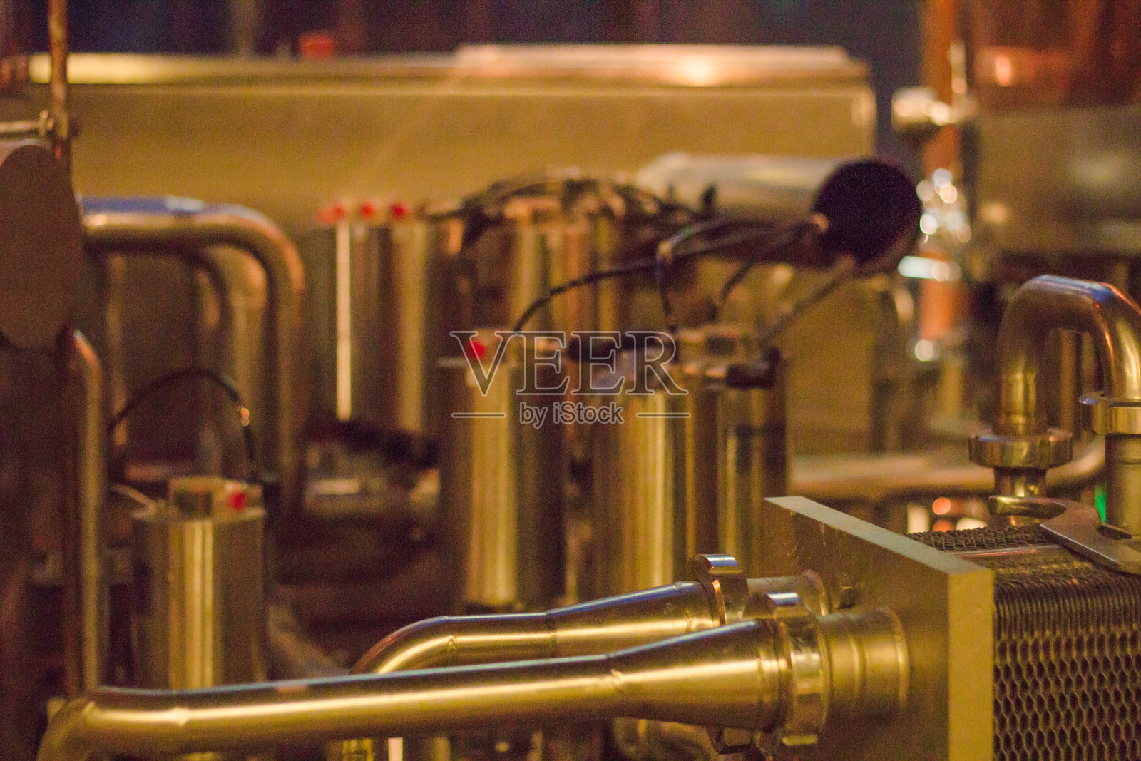 挪威一家微型啤酒厂的泵和管道照片摄影图片