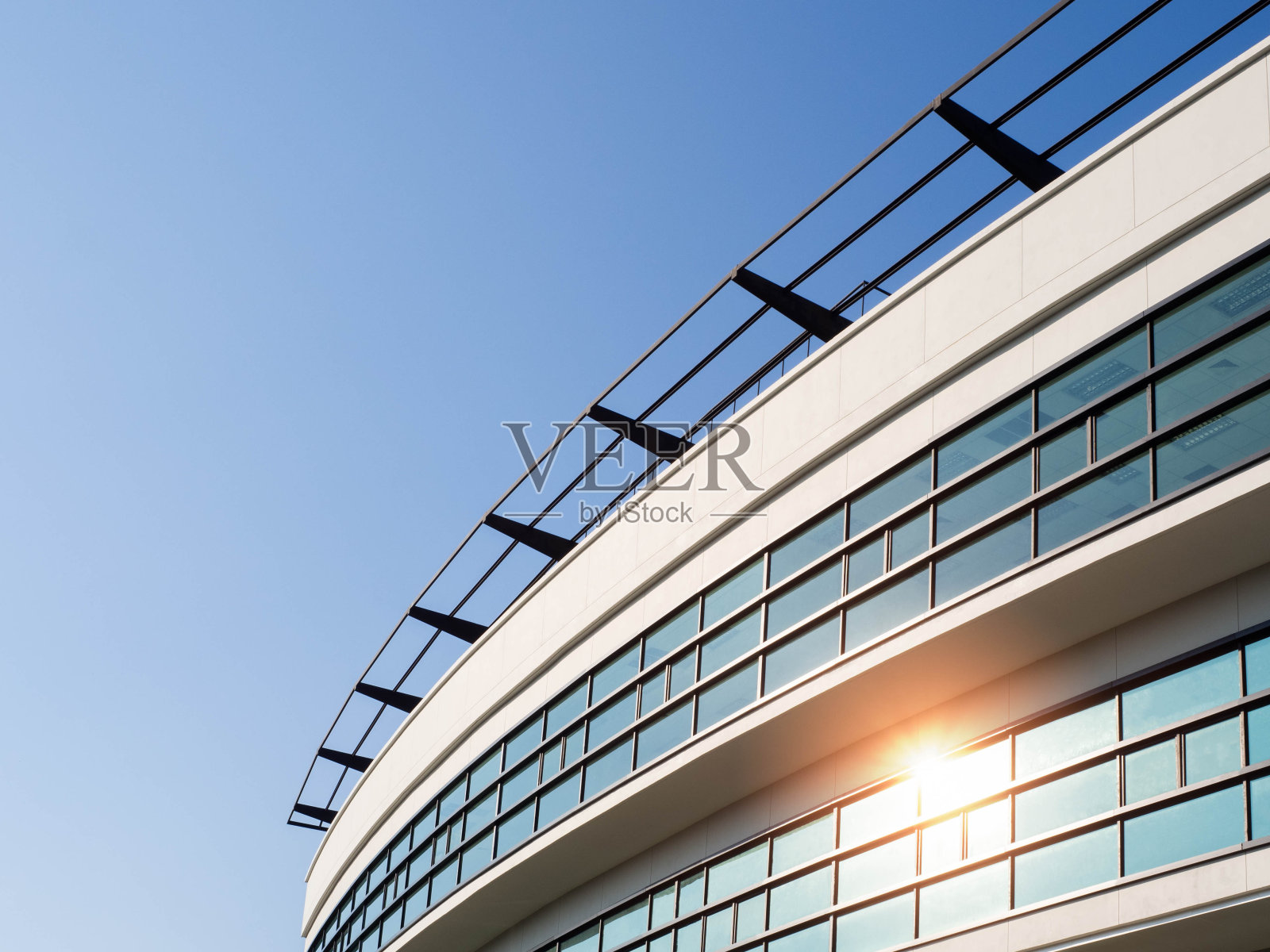 以蓝天为背景的玻璃和混凝土设计的办公大楼，现代建筑。照片摄影图片